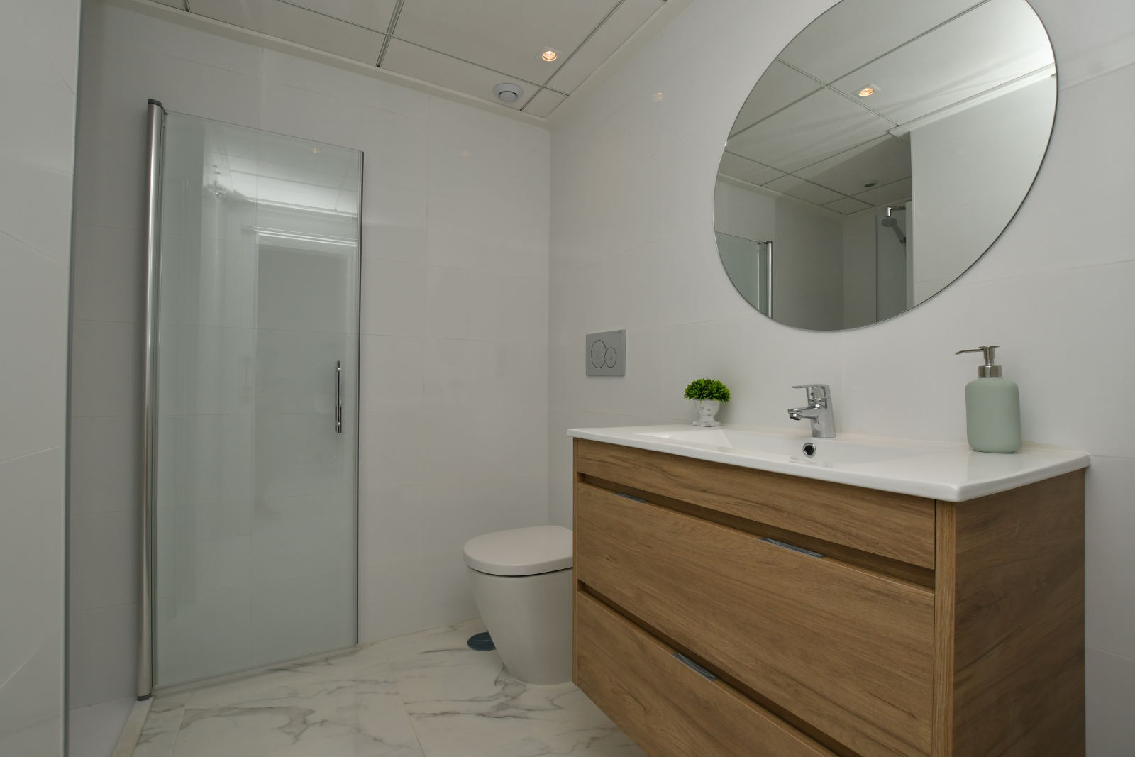 Clean and functional bathroom with shower in new build apartment in San Miguel de Salinas
