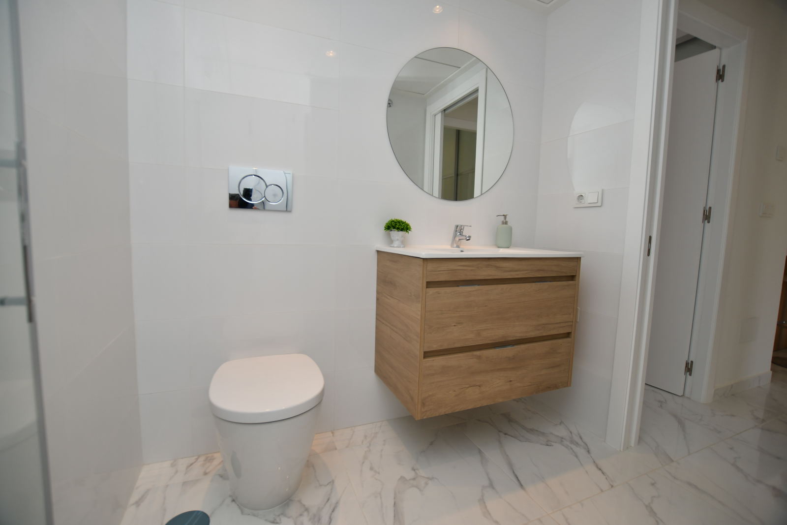 Clean and functional bathroom with shower in new build apartment in San Miguel de Salinas