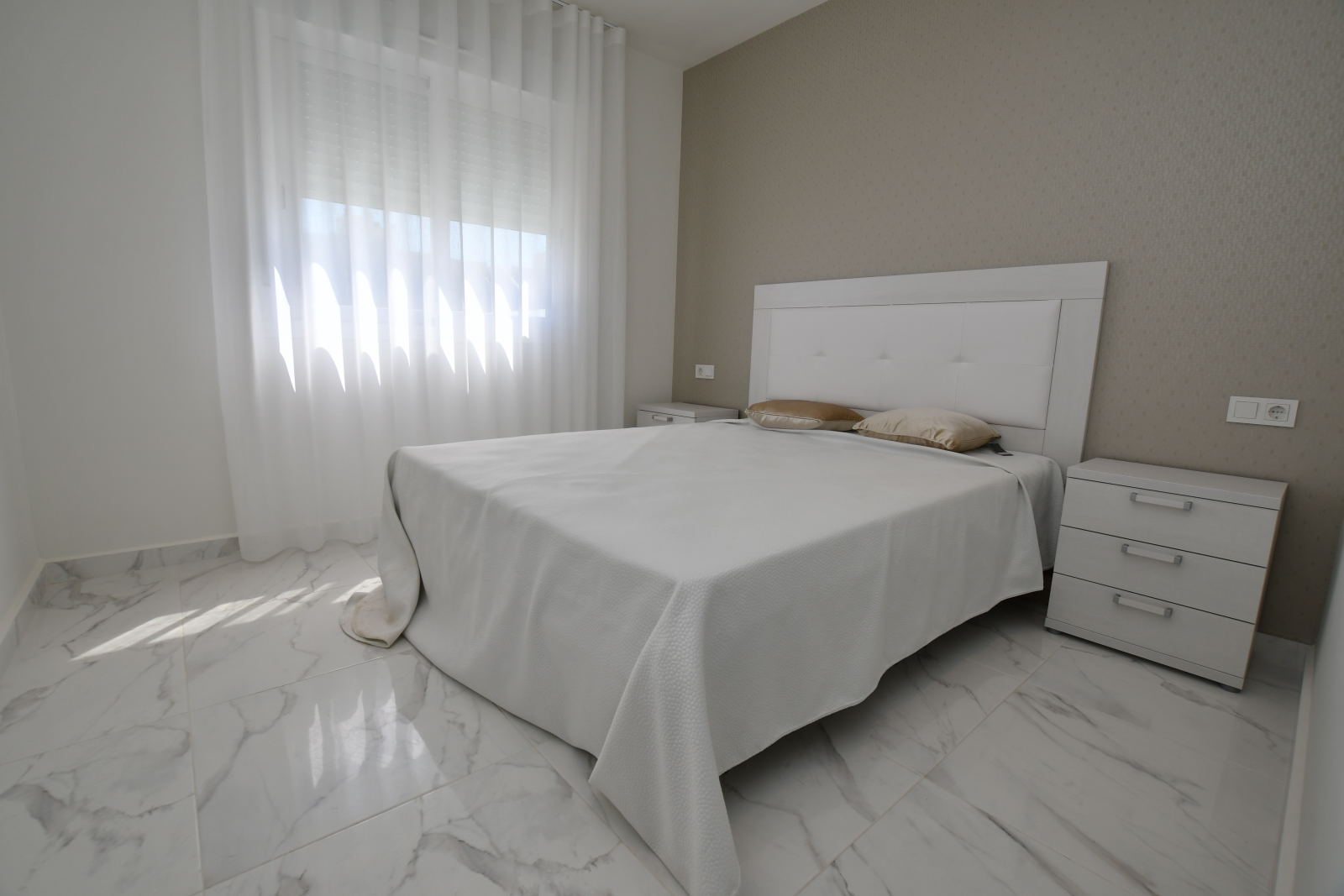 Clean and fresh double bedroom in new build apartment in San Miguel de Salinas