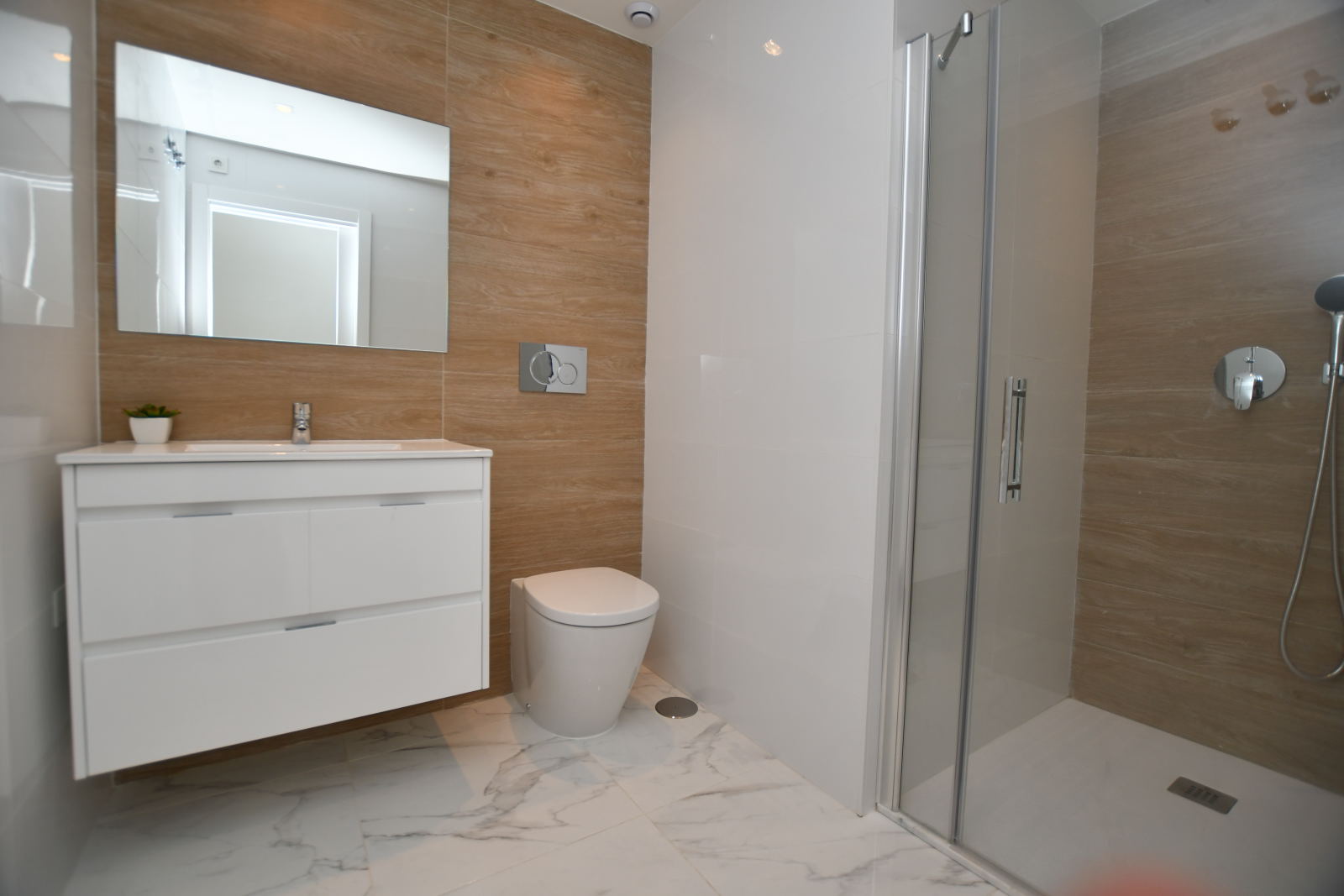 Clean and functional bathroom with shower in new build apartment in San Miguel de Salinas