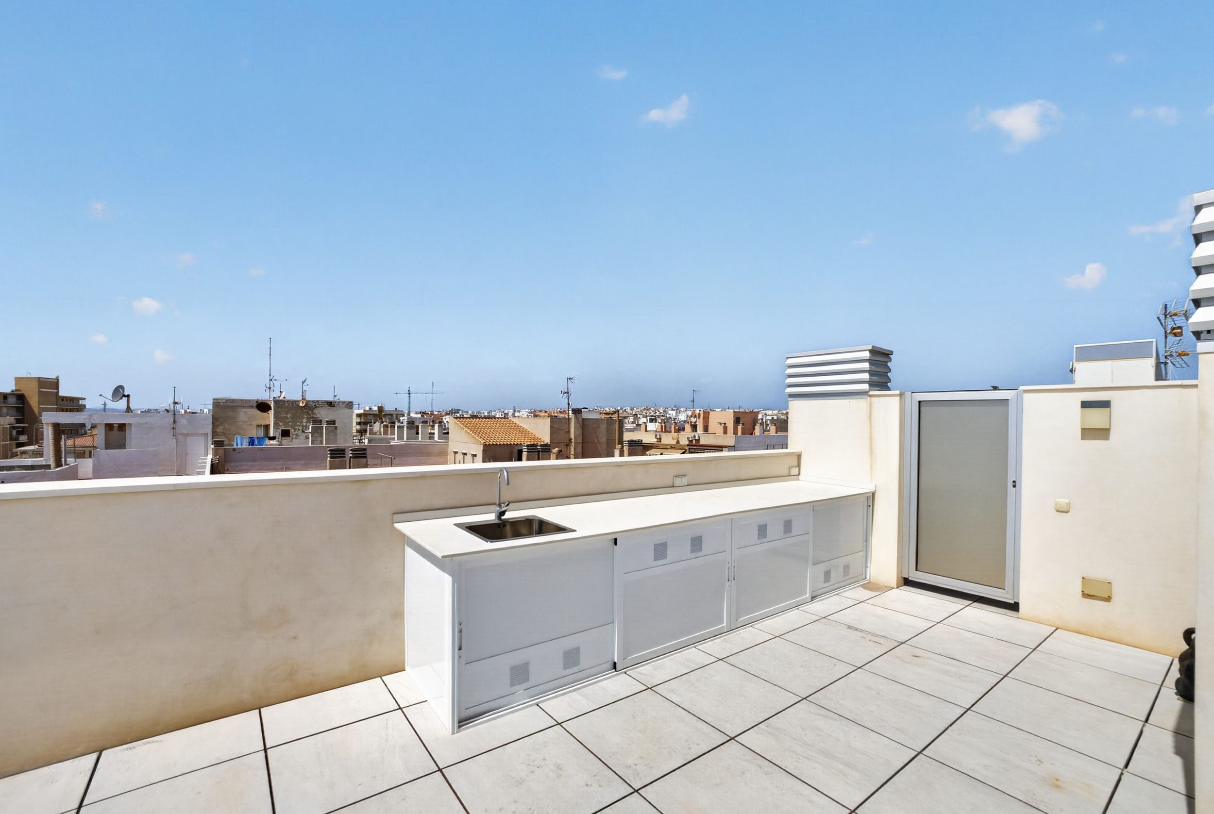 20260903142051000000_DSC03977 Penthouse located in a prime location